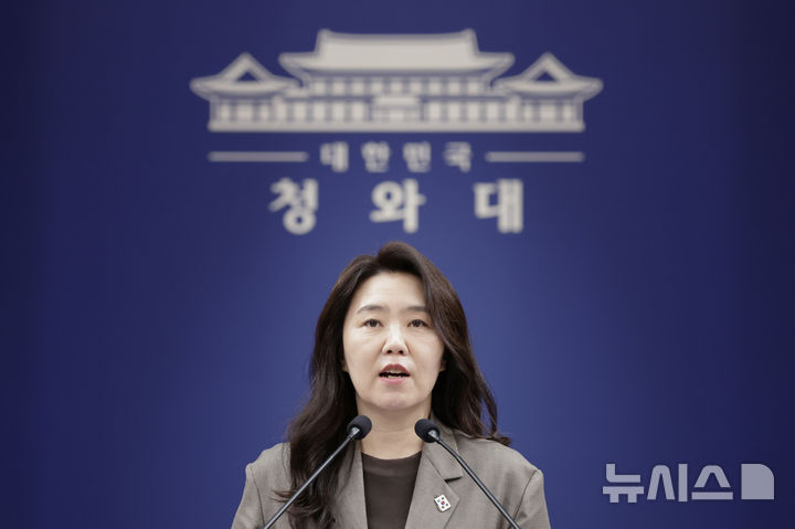 [서울=뉴시스] 최동준 기자 = 강유정 수석대변인이 13일 청와대에서 한-폴란드 정상회담 등 현안 관련 브리핑을 하고 있다. 2026.04.13. photocdj@newsis.com