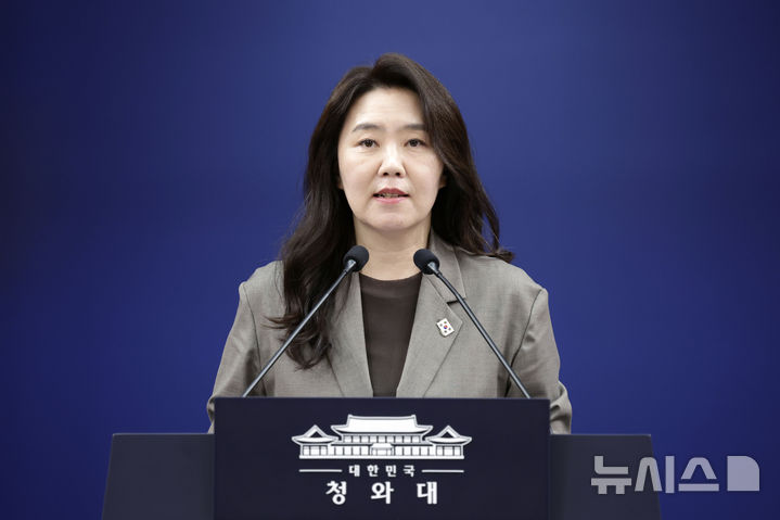 [서울=뉴시스] 최동준 기자 = 강유정 수석대변인이 13일 청와대에서 한-폴란드 정상회담 등 현안 관련 브리핑을 하고 있다. 2026.04.13. photocdj@newsis.com