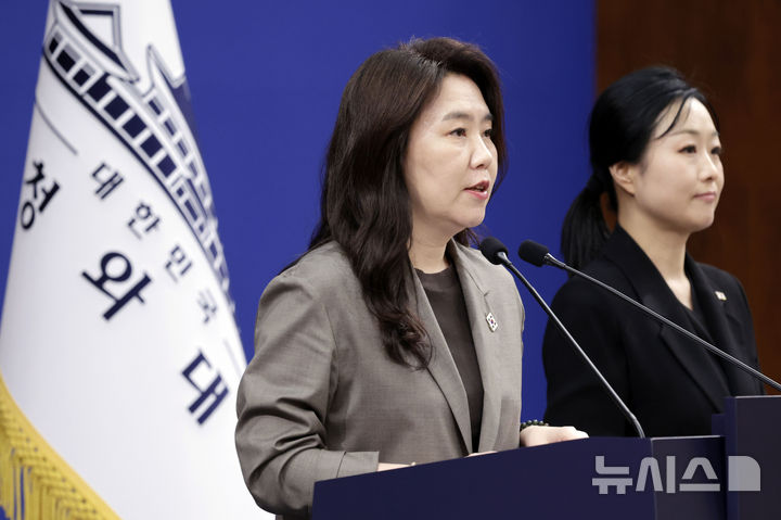 [서울=뉴시스] 최동준 기자 = 강유정 수석대변인이 13일 청와대에서 한-폴란드 정상회담 등 현안 관련 브리핑을 하고 있다. 2026.04.13. photocdj@newsis.com