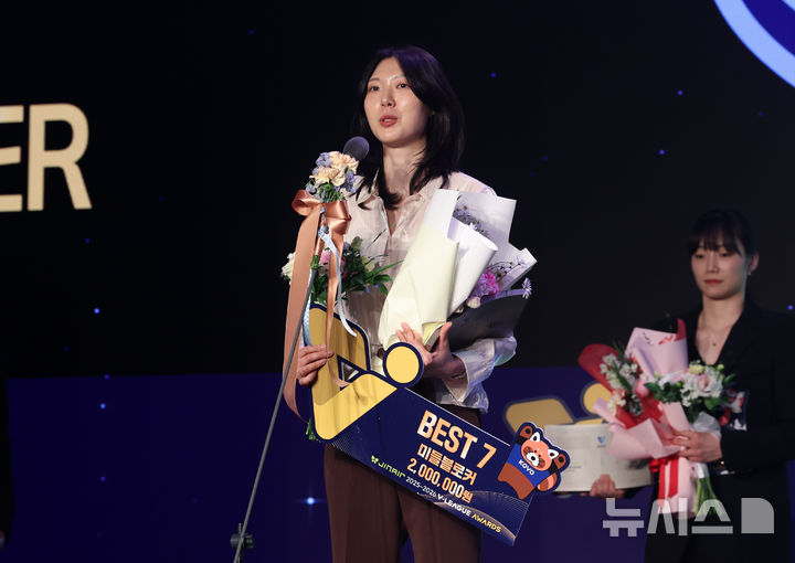 [서울=뉴시스] 이영환 기자 = 13일 오후 서울 광진구 비스타 워커힐 서울 비스타홀에서 열린 진에어 2025-2026 V리그 시상식에서 베스트7(미들블로커) 상을 수상한 현대건설 양효진이 소감을 전하고 있다. 2026.04.13. 20hwan@newsis.com
