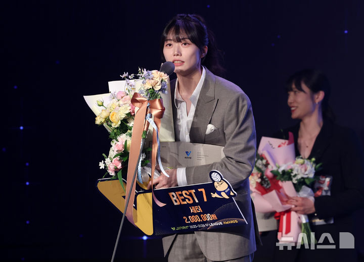 [서울=뉴시스] 이영환 기자 = 13일 오후 서울 광진구 비스타 워커힐 서울 비스타홀에서 열린 진에어 2025-2026 V리그 시상식에서 베스트7(세터) 상을 수상한 현대건설 김다인이 소감을 전하고 있다. 2026.04.13. 20hwan@newsis.com