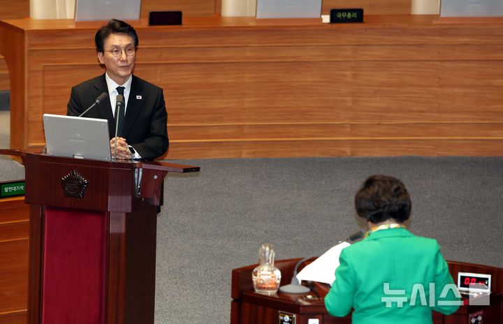 [서울=뉴시스] 조성봉 기자 = 김민석 국무총리가 13일 서울 여의도 국회에서 열린 제434국회(임시회) 제4차 본회의 교육·사회·문화 분야에 관한 대정부질문에서 조배숙 국민의힘 의원의 질의를 경청하고 있다. 2026.04.13. suncho21@newsis.com