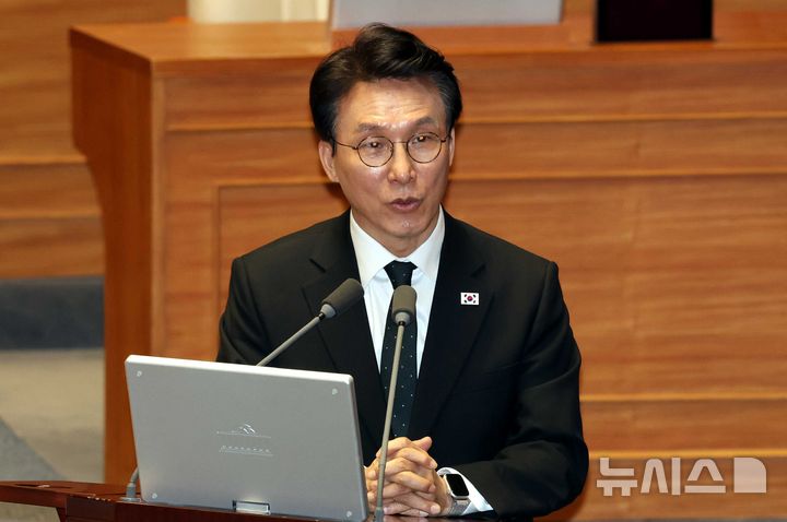 [서울=뉴시스] 조성봉 기자 = 김민석 국무총리가 13일 서울 여의도 국회에서 열린 제434국회(임시회) 제4차 본회의 교육·사회·문화 분야에 관한 대정부질문에서 조배숙 국민의힘 의원의 질의에 답변하고 있다. 2026.04.13. suncho21@newsis.com