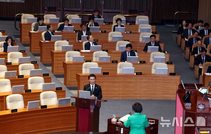 [서울=뉴시스] 조성봉 기자 = 김민석 국무총리가 13일 서울 여의도 국회에서 열린 제434국회(임시회) 제4차 본회의 교육·사회·문화 분야에 관한 대정부질문에서 조배숙 국민의힘 의원의 질의에 답변하고 있다. 2026.04.13. suncho21@newsis.com