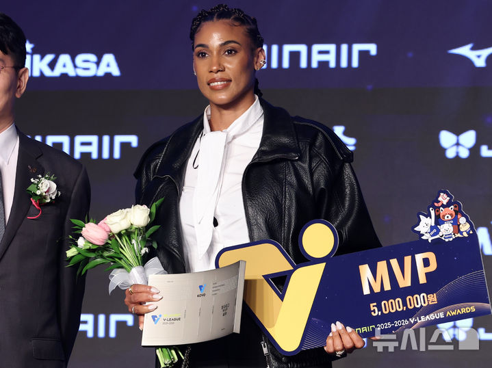 [서울=뉴시스] 이영환 기자 = 13일 오후 서울 광진구 비스타 워커힐 서울 비스타홀에서 열린 진에어 2025-2026 V리그 시상식에서 정규리그 MVP를 수상한 GS칼텍스 실바가 기념촬영을 하고 있다. 2026.04.13. 20hwan@newsis.com