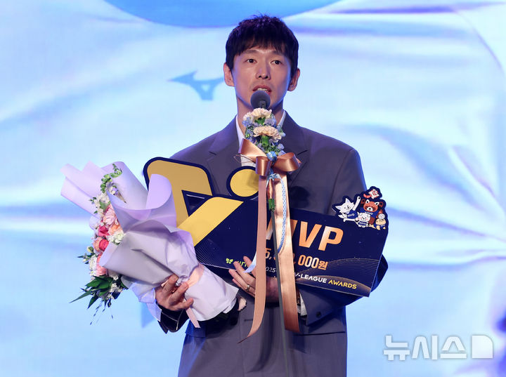 [서울=뉴시스] 이영환 기자 = 13일 오후 서울 광진구 비스타 워커힐 서울 비스타홀에서 열린 진에어 2025-2026 V리그 시상식에서 정규리그 MVP를 수상한 대한항공 한선수가 소감을 전하고 있다. 2026.04.13. 20hwan@newsis.com