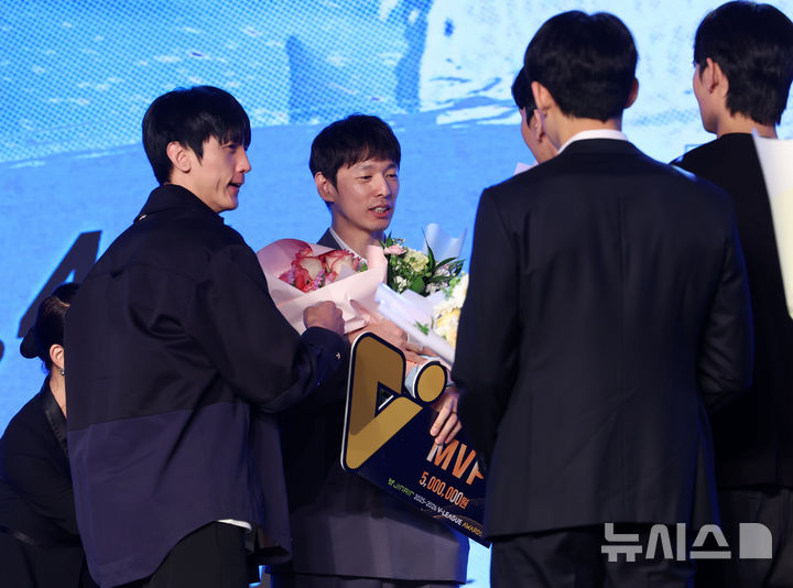 [서울=뉴시스] 이영환 기자 = 13일 오후 서울 광진구 비스타 워커힐 서울 비스타홀에서 열린 진에어 2025-2026 V리그 시상식에서 정규리그 MVP를 수상한 대한항공 한선수가 축하 꽃다발을 받고 있다. 2026.04.13. 20hwan@newsis.com
