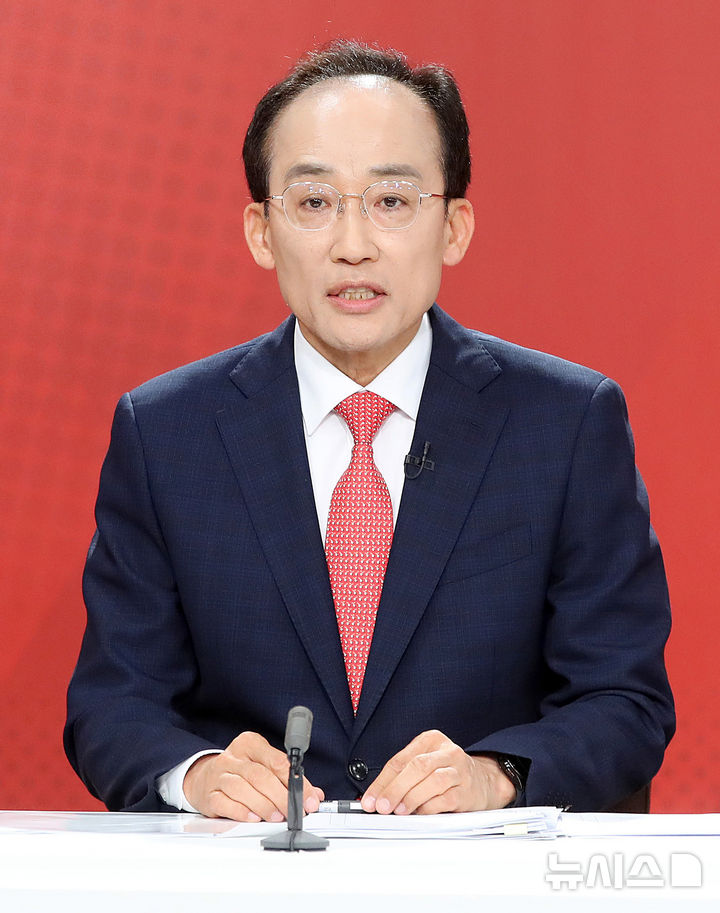 [대구=뉴시스] 이무열 기자 = 국민의힘 추경호 대구시장 예비후보가 13일 대구 수성구 대구MBC에서 열린 제9회 전국동시지방선거 국민의힘 대구시장 경선 비전토론회에서 발언하고 있다. 2026.04.13. lmy@newsis.com