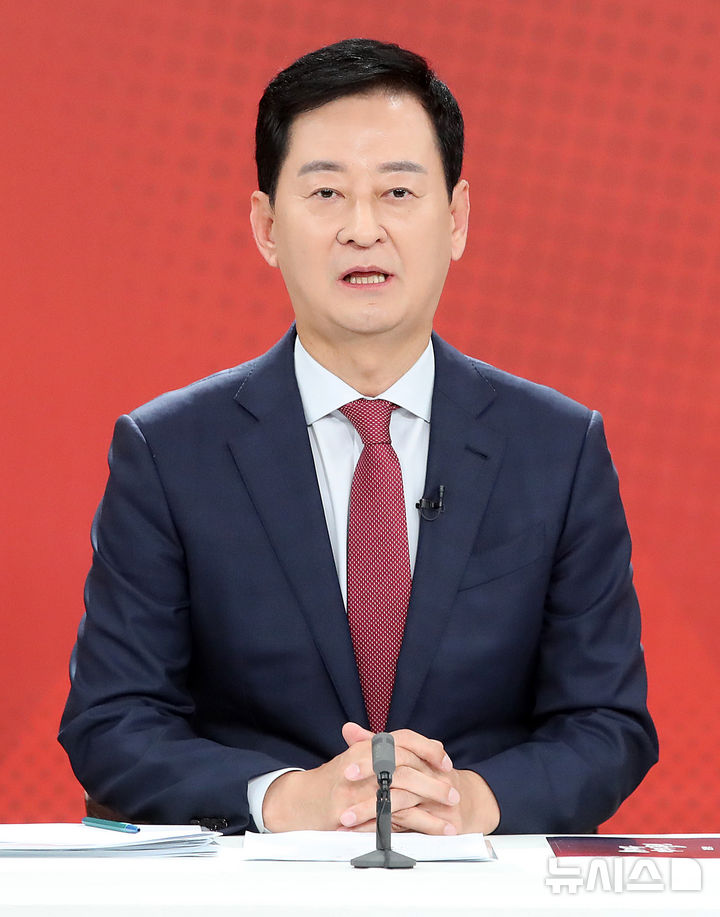 [대구=뉴시스] 이무열 기자 = 최은석 국민의힘 대구시장 예비후보가 13일 대구 수성구 대구MBC에서 열린 제9회 전국동시지방선거 국민의힘 대구시장 경선 비전토론회에서 발언하고 있다. 2026.04.13. lmy@newsis.com