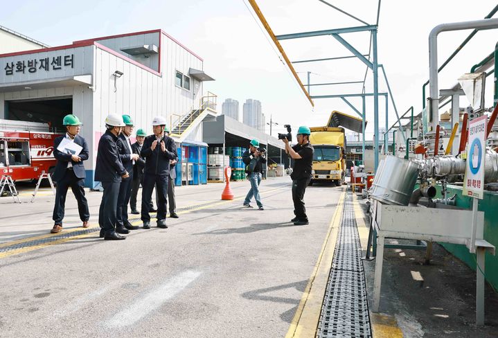 [서울=뉴시스] 김정관 산업통상부 장관이 13일 경기도 안산시 반월·시화산단 내 소재한 조선·자동차·주택용 페인트 생산기업인 SP삼화를 방문하여 관계자로부터 회사 운영현황 및 애로사항을 청취하고 석유화학 품목의 생산·수급 상황을 점검하였다. (사진=산업통상부 제공). 2026.04.13. photo@newsis.com *재판매 및 DB 금지