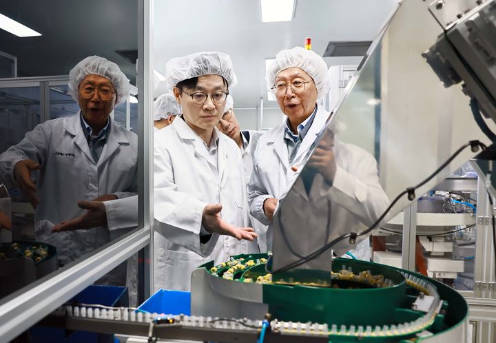 [서울=뉴시스] 김정관 산업통상부 장관이 13일 경기도 안산시 반월·시화산단 내 소재한 주사기 및 수액제 포장재를 생산한 에이디켐테크를 방문하여 관계자로부터 회사 운영현황 및 애로사항을 청취한 후 석유화학 품목의 생산·수급 상황을 점검하였다. (사진=산업통상부 제공). 2026.04.13. photo@newsis.com *재판매 및 DB 금지