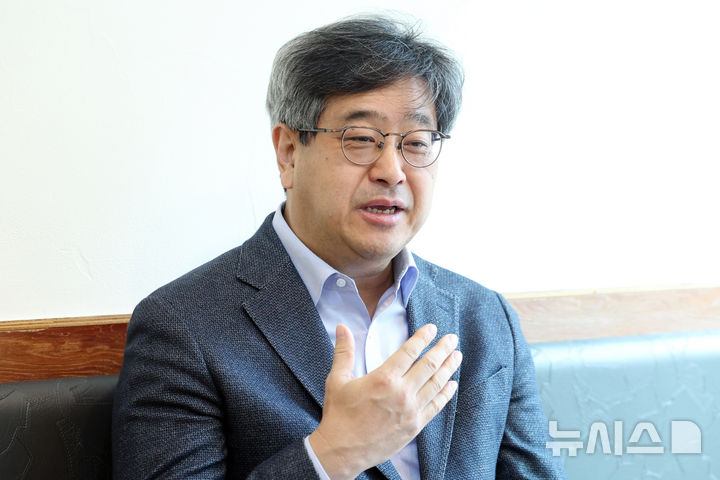 [서울=뉴시스] 박진희 기자 = 기독교자살예방센터 LifeHope 대표인 조성돈 목사가 지난 13일 서울 영등포구 기독교자살예방센터 Life Hope에서 인터뷰 하고 있다. 2026.04.18. pak7130@newsis.com