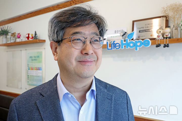 [서울=뉴시스] 박진희 기자 = 기독교자살예방센터 LifeHope 대표인 조성돈 목사가 지난 13일 서울 영등포구 기독교자살예방센터 Life Hope에서 인터뷰 하고 있다. 2026.04.18. pak7130@newsis.com