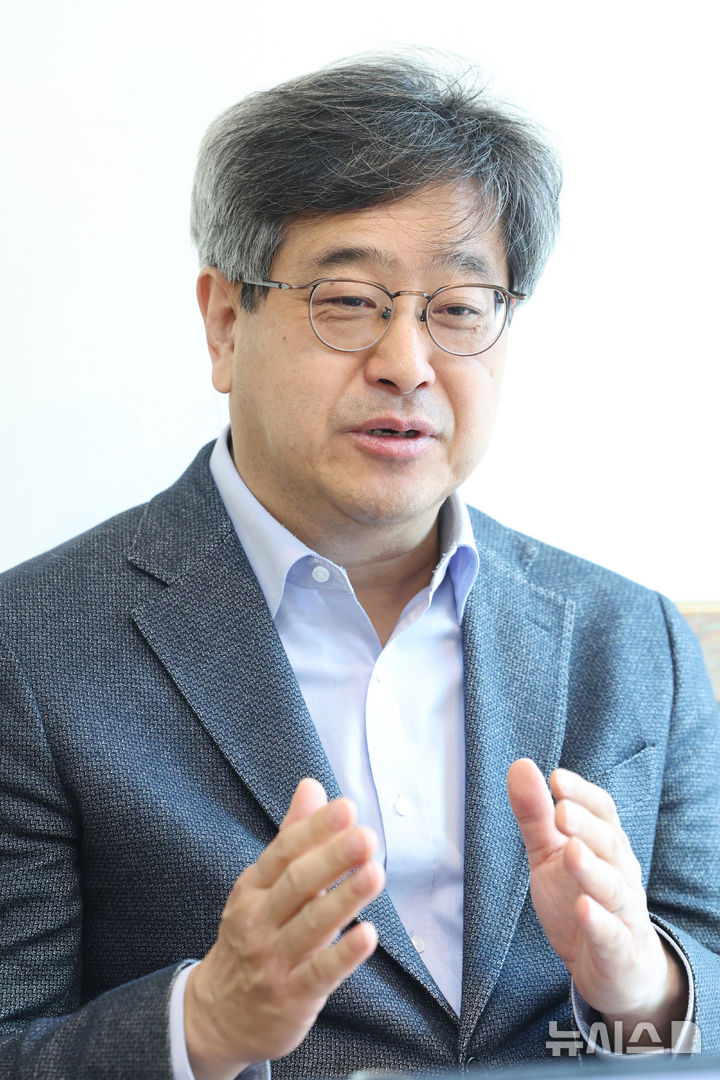 [서울=뉴시스] 박진희 기자 = 기독교자살예방센터 LifeHope 대표인 조성돈 목사가 지난 13일 서울 영등포구 기독교자살예방센터 Life Hope에서 인터뷰 하고 있다. 2026.04.18. pak7130@newsis.com