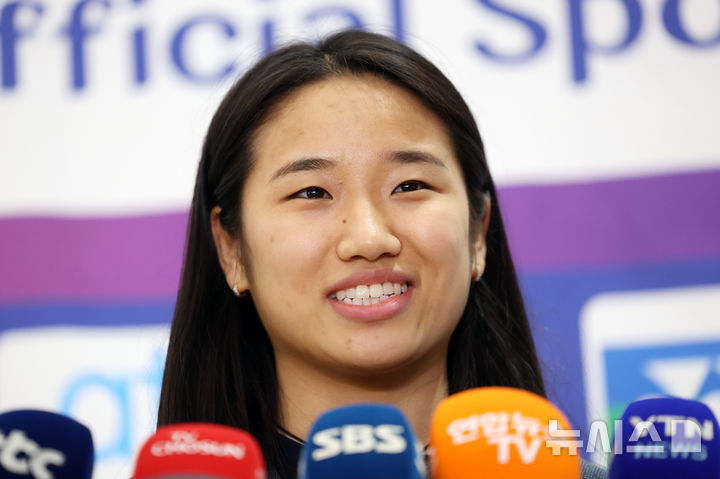 [인천공항=뉴시스] 조성우 기자 = 2026 아시아배드민턴선수권대회 여자 단식에서 우승하며 그랜드슬램을 달성한 안세영이 13일 오후 인천국제공항 제2여객터미널을 통해 귀국해 취재진 질문에 답하고 있다. 2026.04.13. xconfind@newsis.com