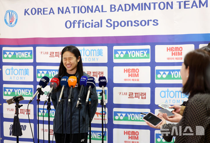 [인천공항=뉴시스] 조성우 기자 = 2026 아시아배드민턴선수권대회 여자 단식에서 우승하며 그랜드슬램을 달성한 안세영이 13일 오후 인천국제공항 제2여객터미널을 통해 귀국해 취재진 질문에 답하고 있다. 2026.04.13. xconfind@newsis.com