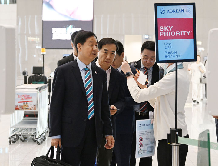 [서울=뉴시스] 사진은 구윤철 경제부총리 겸 재정경제부 장관이 지난 13일 '뉴욕 한국경제설명회 및 주요 20개국(G20) 재무장관회의'에 참석하기 위해 인천공항을 통해 미국으로 출국하고 있는 모습. (사진=재정경제부 제공). 2026.04.13. photo@newsis.com *재판매 및 DB 금지