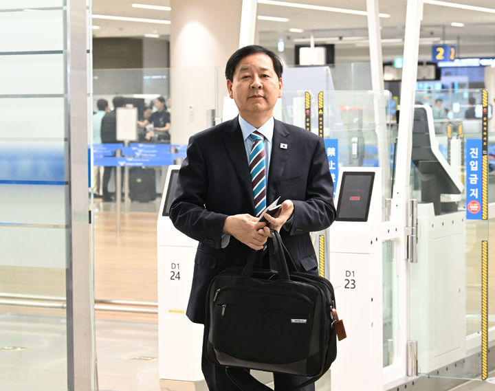 [서울=뉴시스] 사진은 구윤철 경제부총리 겸 재정경제부 장관이 지난 13일 '뉴욕 한국경제설명회 및 주요 20개국(G20) 재무장관회의'에 참석하기 위해 인천공항을 통해 미국으로 출국하고 있는 모습. (사진=재정경제부 제공). 2026.04.13. photo@newsis.com *재판매 및 DB 금지