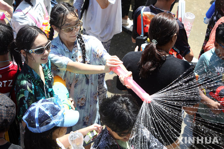 [방콕=신화/뉴시스] 13일(현지 시간) 태국 방콕에서 열린 송크란 물 축제 중 어린이들이 물을 뿌리고 있다. 태국 전통 새해에 열리는 송크란 물 축제는 이날 개막해 15일까지 이어진다. 2026.04.14.