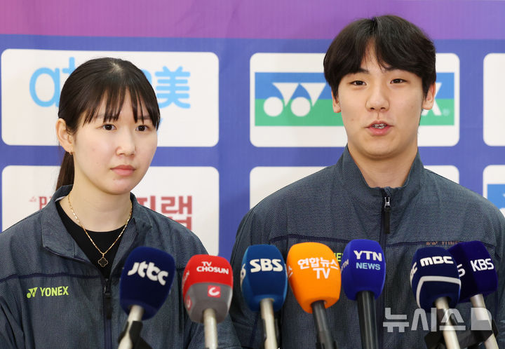 [인천공항=뉴시스] 조성우 기자 = 2026 아시아배드민턴선수권대회 혼합복식에서 우승한 김재현-장하정(왼쪽)이 13일 오후 인천국제공항 제2여객터미널을 통해 귀국해 취재진 질문에 답하고 있다. 2026.04.13. xconfind@newsis.com