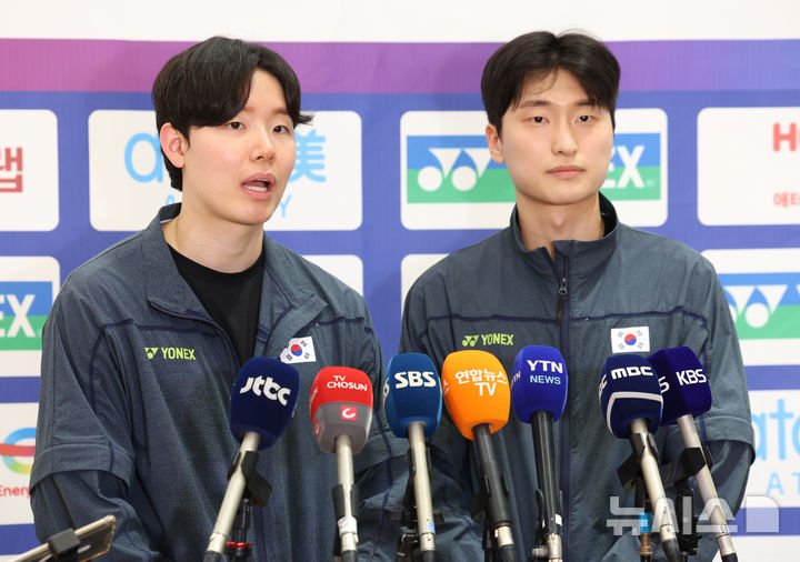 [인천공항=뉴시스] 조성우 기자 = 2026 아시아배드민턴선수권대회 남자 복식에서 우승한 김원호와 서승재(왼쪽)가 13일 오후 인천국제공항 제2여객터미널을 통해 귀국해 취재진 질문에 답변하고 있다. 2026.04.13. xconfind@newsis.com