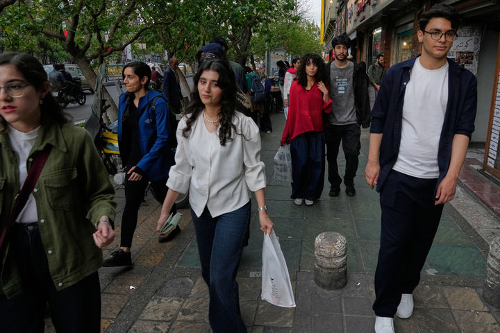 [테헤란=AP/뉴시스] 13일(현지 시간) 이란 테헤란 도심 이슬람혁명 광장에서 시민들이 걸어가고 있다. 2026.04.14.