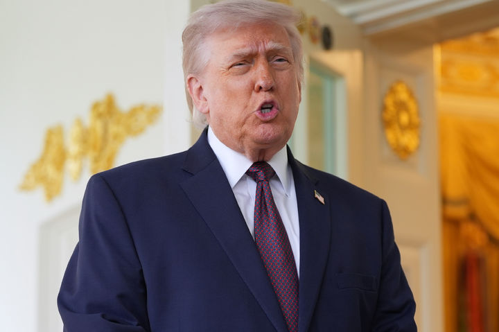 [워싱턴=AP/뉴시스]도널드 트럼프 미국 대통령이 13일(현지 시간) 백악관 집무실 밖에서 취재진 질문에 답하고 있다. 2026.04.14.