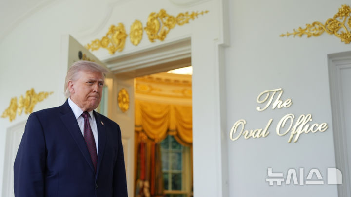 [워싱턴=AP/뉴시스] 도널드 트럼프 미국 대통령이 13일(현지 시간) 백악관에서 배달앱 '도어대시'의 샤론 시먼스로부터 맥도날드를 전달 받은 뒤 기자회견을 하고 있다. 2026.04.14.