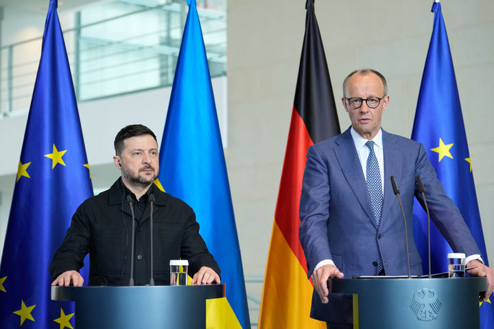 [베를린=AP/뉴시스] 볼로디미르 젤렌스키(왼쪽) 우크라이나 대통령과 프리드리히 메르츠 독일 총리가 14일(현지 시간) 독일 베를린에서 정부 간 회의를 마친 후 공동 기자회견하고 있다. 두 정상은 양국 관계를 전략적 동반자 관계로 격상했다. 2026.04.15.