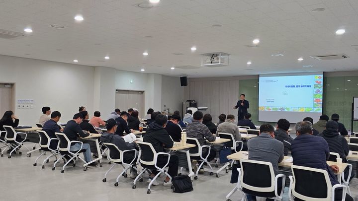 [진주=뉴시스]진주시, '기후변화 대응 딸기 육묘 관리 교육' 교육생 모집.(사진=진주시 제공).2026.04.14.photo@newsis.com *재판매 및 DB 금지