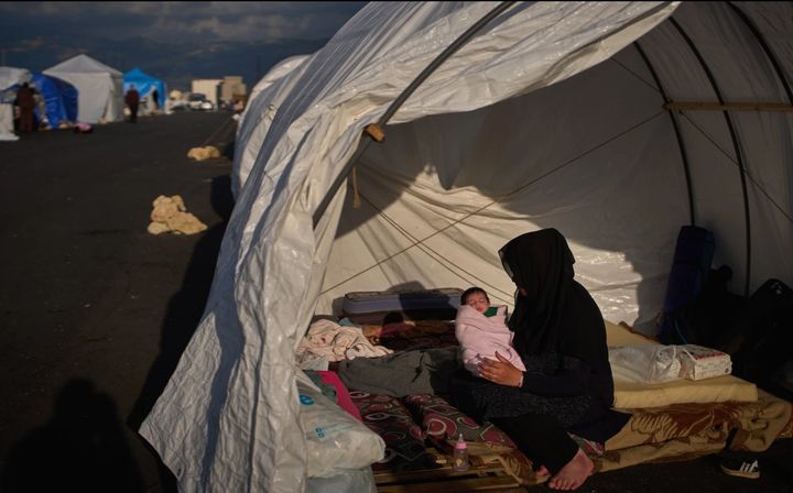 [베이루트=AP/뉴시스] 이스라엘의 공습을 피해 베이루트 남부 교외로 피난한 하이파 켄조가 12일 베이루트에서 피난처로 사용하고 있는 텐트 안에서 생후 15일 된 딸 시만을 안고 있다. 이 텐트는 그녀가 딸을 출산한 장소이기도 하다. 2026.04.14. *재판매 및 DB 금지