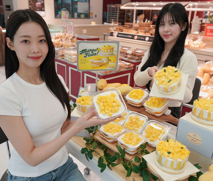 [서울=뉴시스] 지난달 서울 용산구 이마트 용산점 내 베이커리 매장에서 모델들이 신세계푸드가 선보인 '떠먹는 망고 케이크'를 소개하고 있다.(사진=신세계푸드) *재판매 및 DB 금지