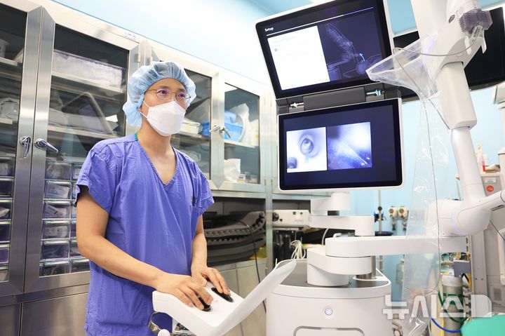 [서울=뉴시스] 이경종 삼성서울병원 호흡기내과 교수가 로봇 기관지 내시경 검사를 진행하고 있다. (사진= 삼성서울병원 제공)