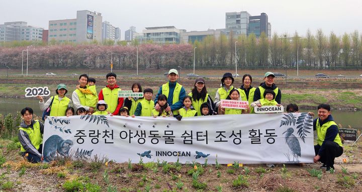 [서울=뉴시스] 이노션은 지난 11일 서울 성동구 중랑천 일대 야생동물 보호구역에서 임직원 봉사활동을 진행했다고 14일 밝혔다. 사진은 봉사활동에 참여한 임직원 및 가족 단체사진.(사진=이노션 제공) *재판매 및 DB 금지