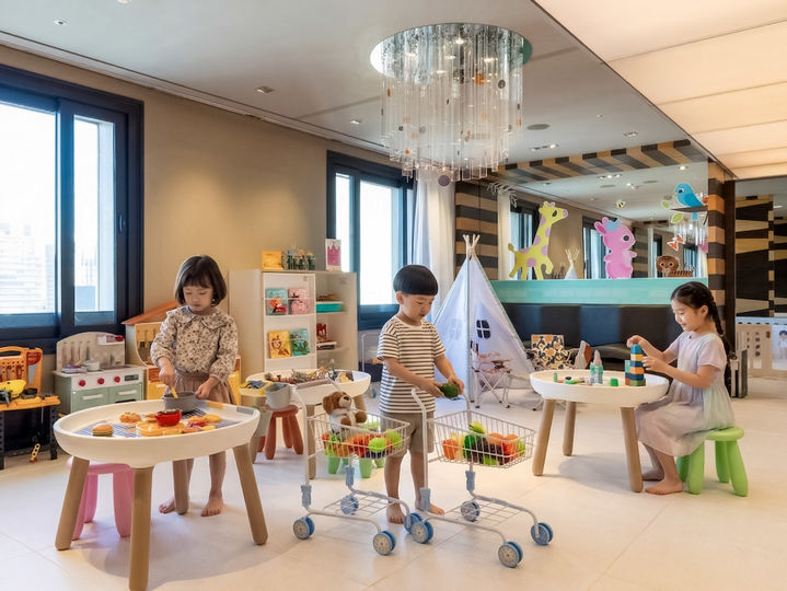 [서울=뉴시스] 더 플라지 키즈 라운지에서 어린이들이 놀고 있다.(사진=한화호텔앤드리조트) *재판매 및 DB 금지