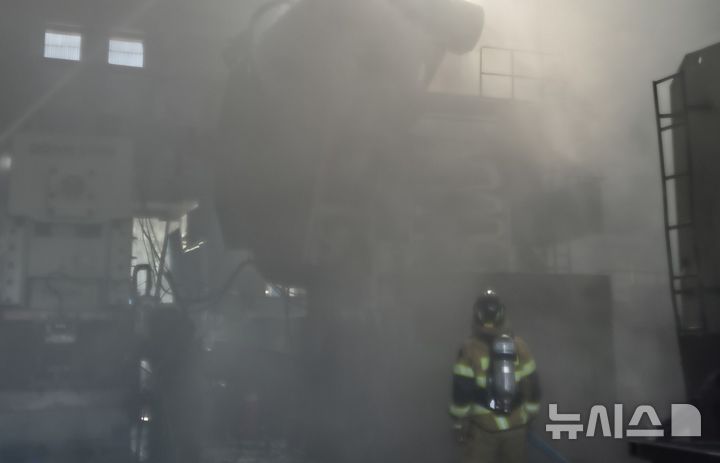 [영천=뉴시스] 영천시 채신동 공장 화재 현장 (사진=경북소방본부 제공) 2026.4.14. photo@newsis.com