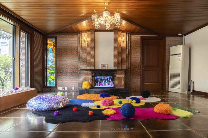 이정윤, <다정한 오너먼트>, 2026, 섬유, 오브제, 혼합재료, 가변설치 성북구립미술관 제공  *재판매 및 DB 금지