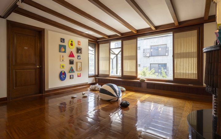 《이정윤: 노래하는 집》 전시 전경 성북구립미술관 제공  *재판매 및 DB 금지