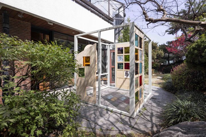 이정윤, <노래하는 집>, 2026, 퓨징 유리, 철프레임, 200×200×200cm 성북구립미술관 제공  *재판매 및 DB 금지