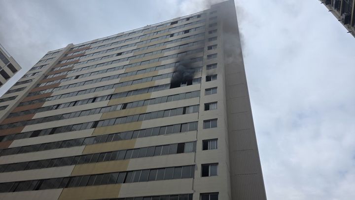 [김제=뉴시스] 14일 오전 9시42분께 전북 김제시 신풍동의 한 아파트 10층에서 불이 나 창문 밖으로 검은 연기가 피어오르고 있다. (사진=전북도소방본부 제공) 2026.04.14. photo@newsis.com *재판매 및 DB 금지