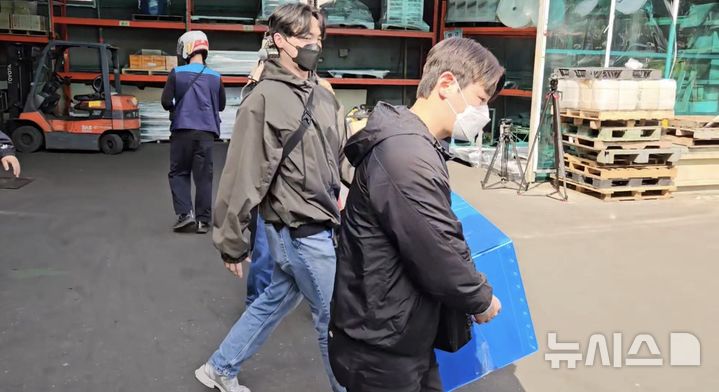 [화성=뉴시스] 양효원 기자 = 14일 오전 10시께 경기남부경찰청 광역수사대가 이주노동자에 에어건을 쏴 중상을 입힌 사건 관련 경기 화성시 만세구 향남읍 소제 제조 공장 등을 압수수색하고 있다. 2026.04.14. hyo@newsis.com