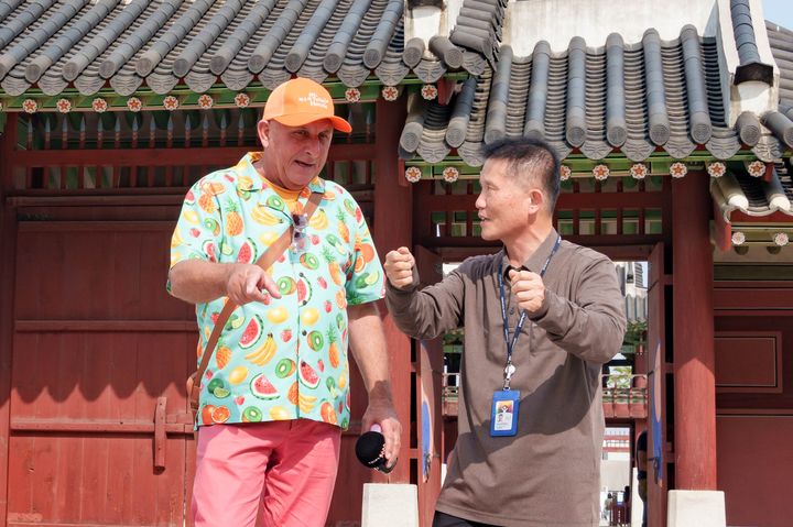 [수원=뉴시스] 호주 타운즈빌시의 유명 라디오 방송인 스티브 프라이스(왼쪽)가 12~13일 수원화성행궁을 방문해 취재하고 있다. (사진=수원시 제공) 2026.04.14. photo@newsis.com *재판매 및 DB 금지