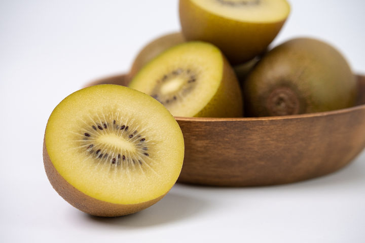 [서울=뉴시스] 키위가 건강 과일로 주목받고 있다. 낮은 칼로리와 더불어 균형 잡힌 영양 성분으로 건강 관리에 큰 도움이 되는 것으로 알려졌다. (사진=유토이미지) *재판매 및 DB 금지