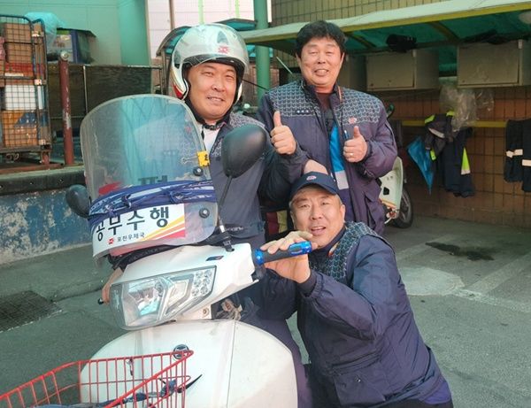 경기 포천의 한 상가 건물에서 발생한 화재를 진압한 양재구·이효득·윤광묵 포천우체국 집배원. (사진=경인지방우정청 제공) *재판매 및 DB 금지