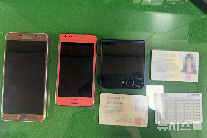 [제주=뉴시스] 15년간 타인의 신분증을 사칭해 15억원 상당 사기 등 범행을 저지른 50대가 구속송치됐다. 사진은 제주동부경찰서가 14일 공개한 범행에 사용된 신분증, 휴대폰. (사진=제주동부경찰서 제공) 2026.04.14. photo@newsis.com