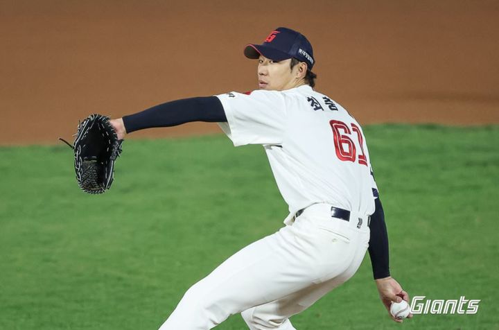 [서울=뉴시스] 여성 팬 외모 비하 논란에 휩싸인 롯데 자이언츠 최충연이 2군행 통보를 받았다. (사진=롯데 자이언츠 홈페이지 사진 캡처) *재판매 및 DB 금지