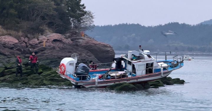 [목포=뉴시스]신안 압해도 해상에서 좌초된 어선. (사진=목포해경 제공) 2026.04.14. photo@newsis.com *재판매 및 DB 금지
