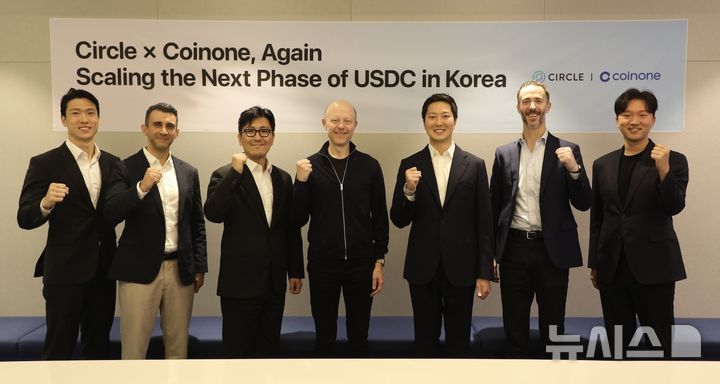 [서울=뉴시스]14일 여의도 코인원 사옥에서 써클과 코인원 경영진이 기념사진을 찍고 있다. (사진=코인원 제공) 2026.04.14. photo@newsis.com 