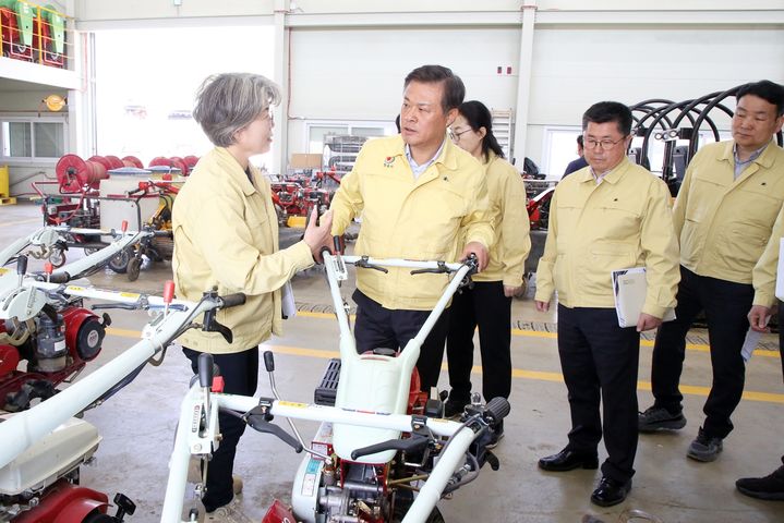 [정읍=뉴시스] 주요 사업장 현장점검에 나선 이학수 정읍시장(왼쪽 두번째)이 동부 농기계 임대사업소를 찾아 농기계를 살피며 관계자의 설명을 듣고 있다. *재판매 및 DB 금지
