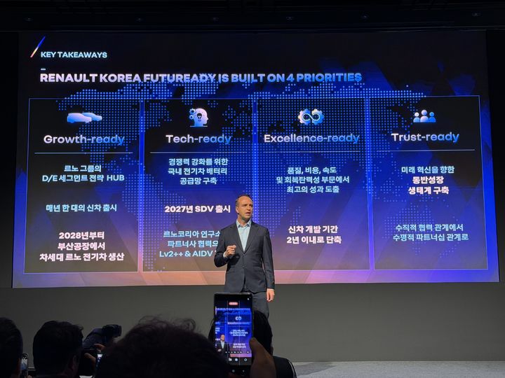 [서울=뉴시스] 류인선 기자 = 니콜라 파리 르노코리아 최고경영자(CEO) 사장이 14일 오전 서울 용산구 그랜드 하얏트 호텔에서 열린 기자 간담회에서 미래 계획을 발표하고 있다. 2026.4.14. photo@newsis.com *재판매 및 DB 금지